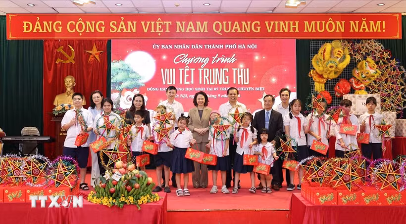 Không khí rộn ràng, ấm áp vui Tết Trung Thu của học sinh các trường chuyên biệt. (Ảnh: Thanh Tùng/TTXVN)