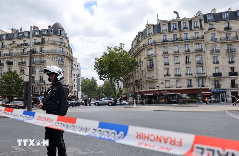 Cảnh sát phong tỏa hiện trường một vụ bạo lực ở Paris, Pháp. (Ảnh: THX/TTXVN phát)