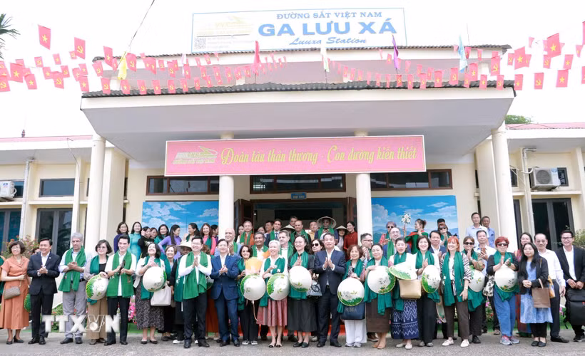 Lãnh đạo tỉnh Thái Nguyên đón Đoàn Phu nhân, Phu quân các Đại sứ, Trưởng các cơ quan đại diện nước ngoài tại Việt Nam cùng khách du lịch tham quan tại ga Lưu Xá, Thái Nguyên. (Ảnh: Trần Trang/TTXVN)