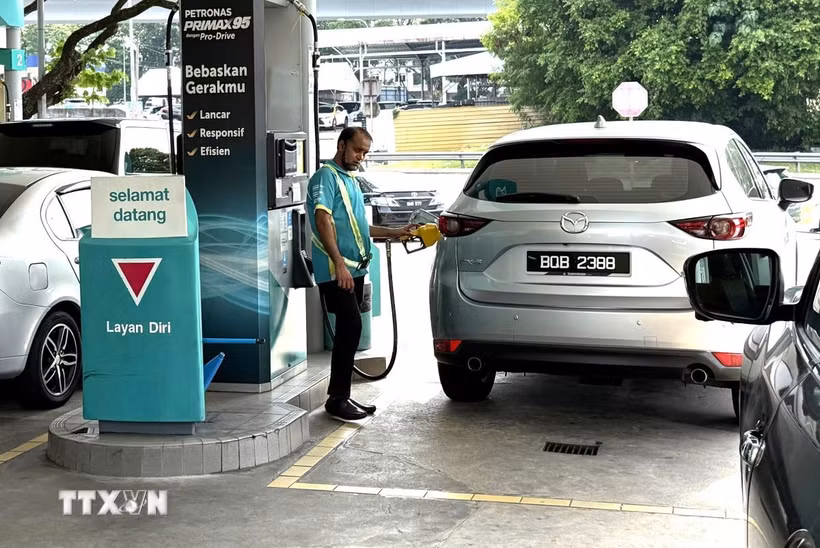 Một trạm xăng dầu của Petronas tại Kuala Lumpur. (Ảnh: Bình Thanh/TTXVN)