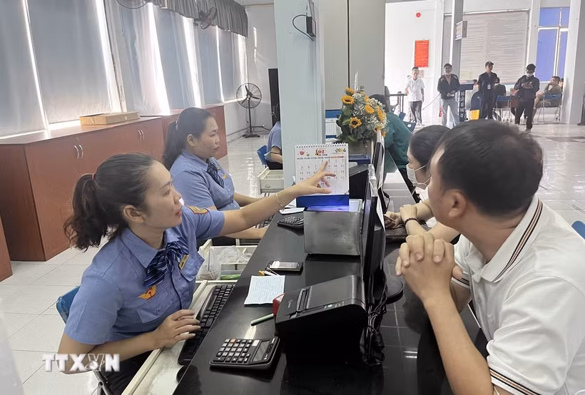Hành khách mua vé tàu Tết tại quầy bán vé ga Sài Gòn. (Ảnh: Tiến Lực/TTXVN)