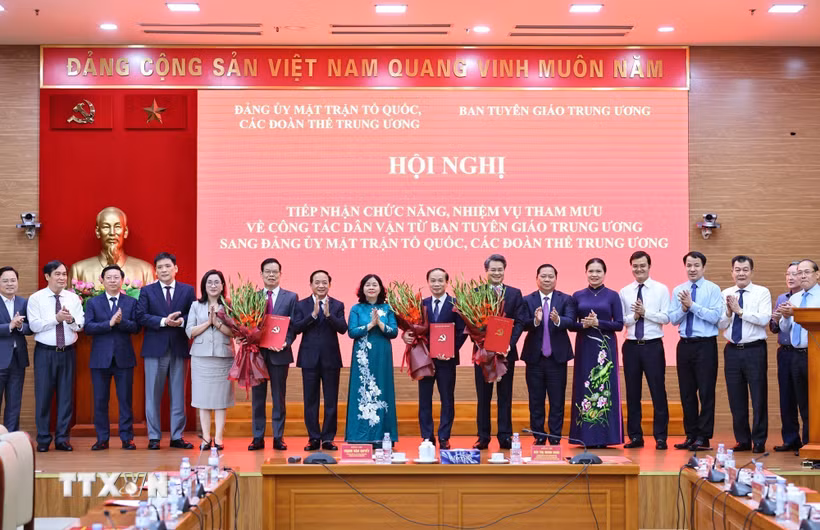 Ủy viên Bộ Chính trị, Bí thư Trung ương Đảng, Bí thư Đảng ủy Mặt trận Tổ quốc, các đoàn thể Trung ương, Chủ tịch Ủy ban Trung ương Mặt trận Tổ quốc Việt Nam Bùi Thị Minh Hoài và Ủy viên Bộ Chính trị, Bí thư Trung ương Đảng, Trưởng Ban Tuyên giáo Trung ương Trịnh Văn Quyết cùng các đại biểu chụp ảnh chung. (Ảnh: Minh Đức/TTXVN)