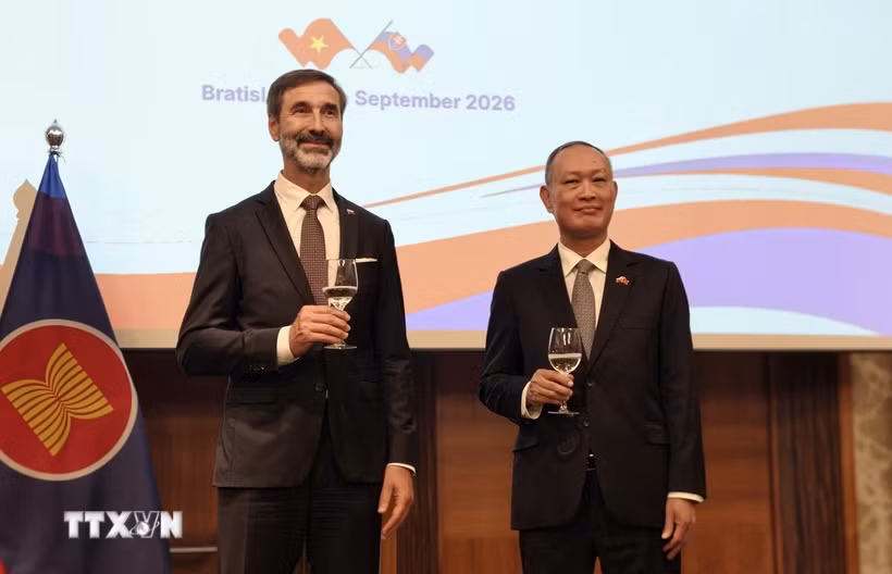 Đại sứ Việt Nam tại Slovakia Phạm Trường Giang và Bộ trưởng Ngoại giao và Các vấn đề châu Âu Slovakia Juraj Blanár. (Ảnh: TTXVN phát)
