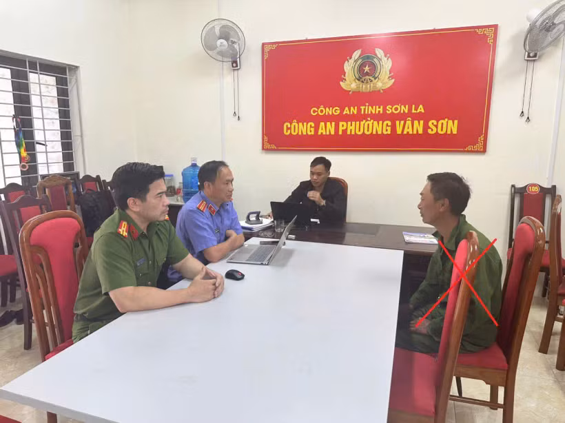 Cơ quan chức năng tiến hành lấy lời khai đối tượng Giàng A Si (dấu X). (Ảnh: Công an tỉnh Sơn La)