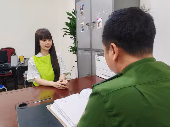 Nguyễn Thị Hương tại cơ quan công an. (Ảnh: Công an cung cấp)