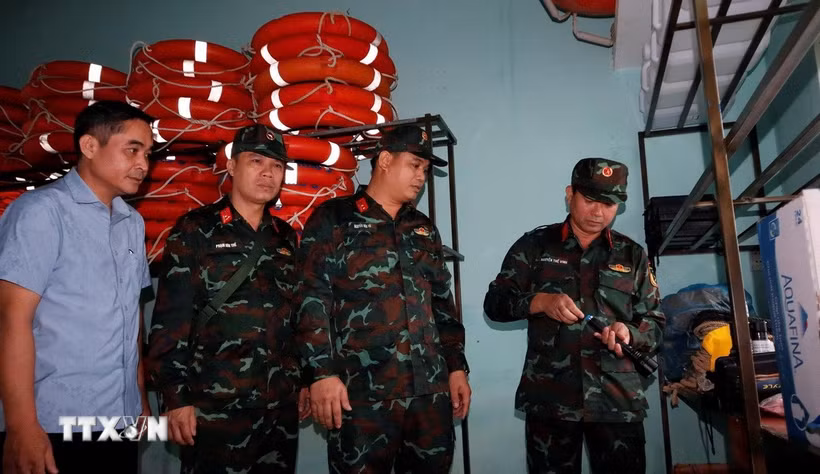 Lãnh đạo Bộ Chỉ huy Quân sự thành phố Đà Nẵng kiểm tra công tác phòng, chống thiên tai tại các địa phương dễ xảy ra ngập lụt. (Ảnh: TTXVN phát)
