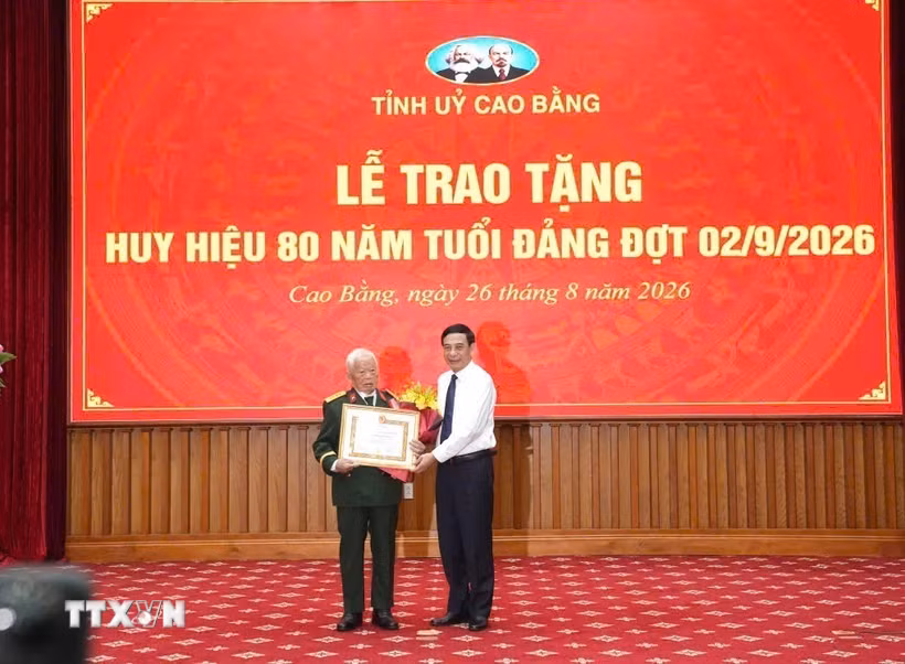 Đại tướng Phan Văn Giang trao tặng Huy hiệu 80 năm tuổi Đảng cho đồng chí Nguyễn Khánh Trung. (Ảnh: Chu Hiệu/TTXVN)