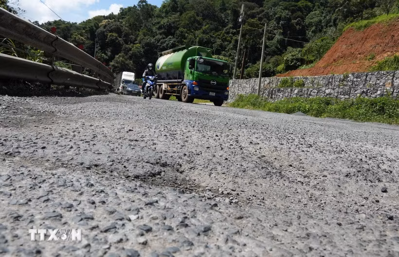 Một vị trí mặt đường đèo Bảo Lộc bị xuống cấp hiện chờ sửa chữa, khắc phục. (Ảnh: Nguyễn Dũng/TTXVN)