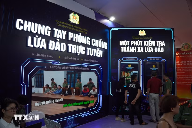 Triển lãm "Bức tường An ninh mạng" tại phố Đinh Tiên Hoàng, phường Hoàn Kiếm, thành phố Hà Nội, thu hút đông đảo người dân và du khách tham gia trải nghiệm. (Ảnh: Hùng Mạnh/TTXVN)