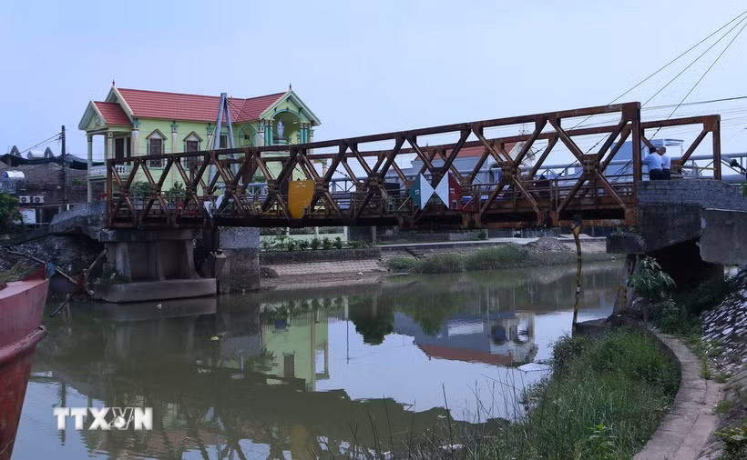 Cầu sắt bắc qua kênh Quần Liêu đang xuống cấp, không đảm bảo an toàn mùa mưa bão. (Ảnh: Công Luật/TTXVN)