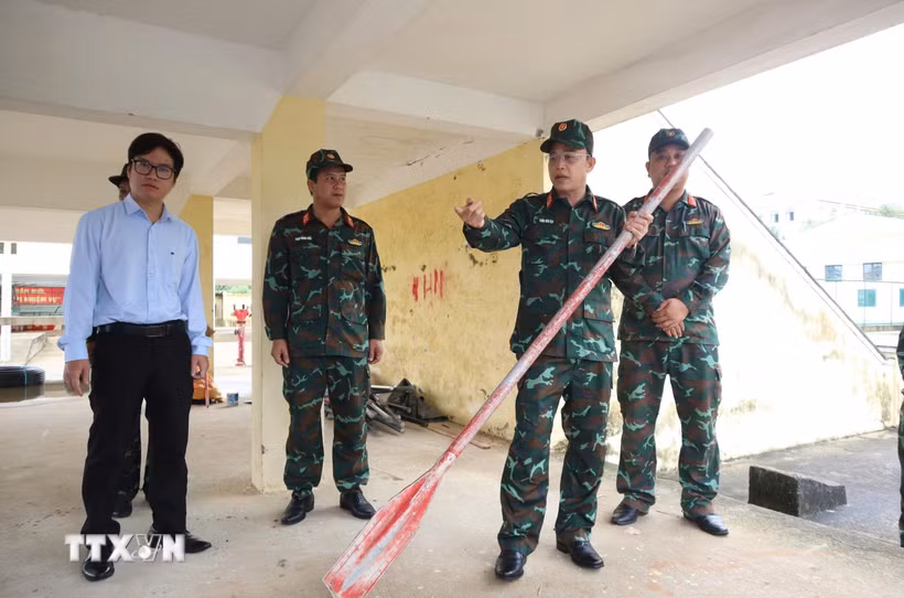 Đại tá Trần Hữu Ích (Chỉ huy trưởng Bộ Chỉ huy Quân sự thành phố Đà Nẵng) kiểm tra công tác chuẩn bị, ứng phó với mưa lũ tại các địa phương có nguy cơ ngập sâu, chia cắt. (Ảnh: TTXVN phát)