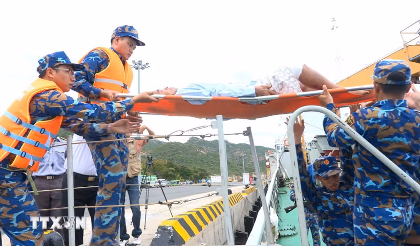 Đưa ngư dân Đà Nẵng gặp nạn từ Tàu Trường Sa 18 vào bờ an toàn. (Ảnh: TTXVN phát)