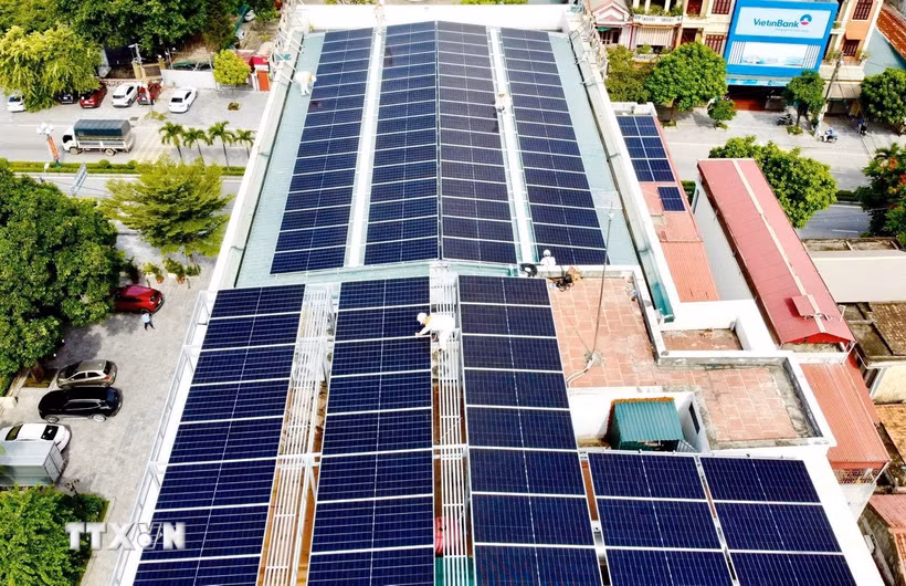 Lắp đặt điện mặt trời mái nhà. (Ảnh: TTXVN phát)