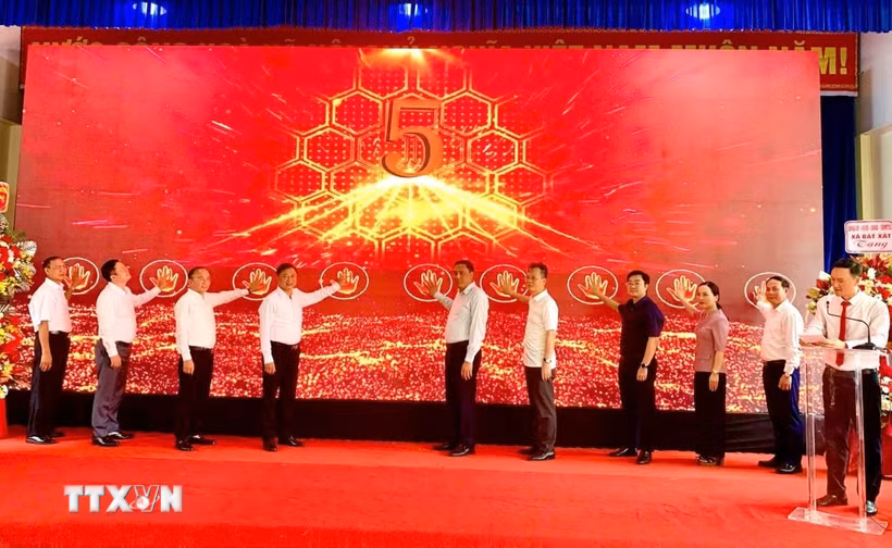 Lãnh đạo tỉnh, xã và thôn thực hiện nghi thức ra mắt mô hình “Thôn số” tại thôn 4, xã Bát Xát, tỉnh Lào Cai. (Ảnh: TTXVN phát)