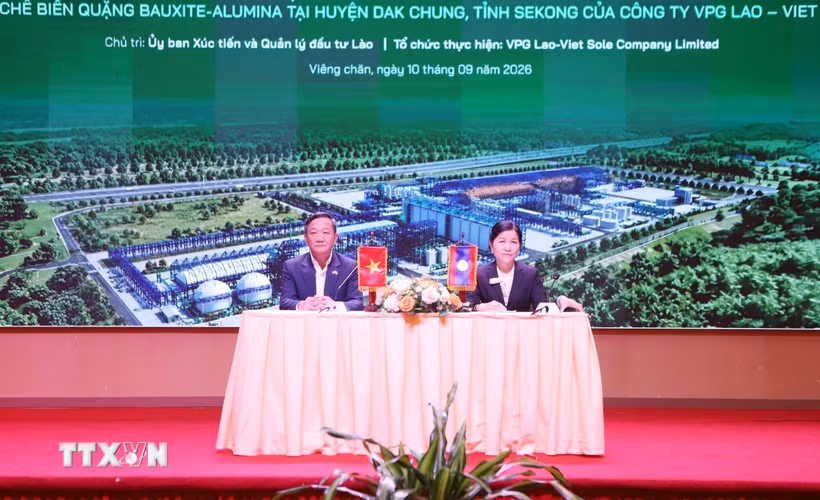 Đại sứ Việt Nam tại Lào Nguyễn Minh Tâm (trái) và Thứ trưởng, Phó Chủ tịch thường trực Ủy ban Xúc tiến và quản lý đầu tư Lào Phonvanh Outhavong tham dự Hội thảo. (Ảnh: Xuân Tú/TTXVN)