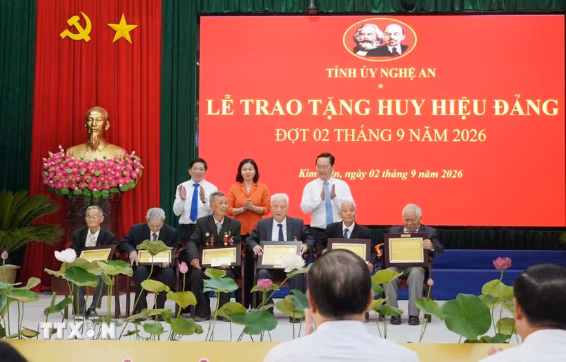 Phó Thủ tướng Thường trực Phạm Gia Túc trao Huy hiệu Đảng cho 6 đảng viên thuộc Đảng bộ xã Kim Liên. (Ảnh: Bích Huệ/TTXVN)
