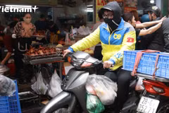 Shipper chợ Hàng Bè chạy hết công suất dịp Rằm. (Ảnh: Minh Hiếu/Vietnam+)