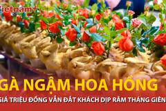 Gà cúng ngậm hoa hồng giá cả triệu đồng vẫn đắt khách dịp Rằm tháng Giêng