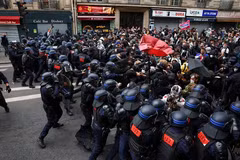 Tổng thống Macron thừa nhận thiếu sót trong ứng phó làn sóng bạo lực tại Pháp