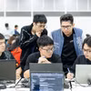 Học viên được đào tạo qua các bài toán mô phỏng thực chiến dưới sự hướng dẫn của các chuyên gia. (Ảnh: Vietnam+) 