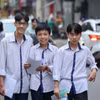 Thí sinh hào hứng sau khi kết thúc môn thi cuối cùng của kỳ thi. (Ảnh: Minh Sơn/Vietnam+)