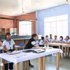 Học sinh lớp Nghiệp vụ nhà hàng K7 - Trường Trung cấp nghề dân tộc nội trú Khánh Vĩnh, Khánh Hòa trong giờ thực hành. (Ảnh: Hoàng Hiếu/TTXVN)