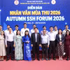 Các đại biểu chụp ảnh lưu niệm tại sự kiện. (Ảnh: Vietnam+)