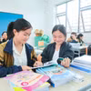 Học sinh Trường Phổ thông nội trú Tiểu học và Trung học cơ sở Si Pa Phìn chuẩn bị sách vở cho năm học mới. (Ảnh: Hoài Nam/Vietnam+)