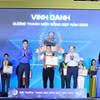 Ban tổ chức trao giải cho các cá nhân. (Ảnh: PV/Vietnam+)
