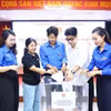 Cán bộ đoàn, đoàn viên thanh niên ủng hộ đồng bào bị ảnh hưởng bởi bão Bualoi. (Ảnh: Minh Đức/TTXVN) 