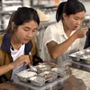 Học sinh ăn bán trú tại trường. (Ảnh: Phạm Mai/Vietnam+)