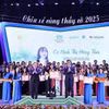 Các giáo viên được vinh danh trong chương trình Chia sẻ cùng thầy cô năm 2025. (Ảnh: Minh Đức/TTXVN)