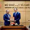 Thứ trưởng Thường trực Phạm Ngọc Thưởng và Quốc vụ khanh Chuon Chivann trao quà lưu niệm. (Ảnh: Bộ GD-ĐT)