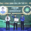 Ban tổ chức vinh danh các nhà nông trẻ xuất sắc. (Ảnh: Vietnam+)