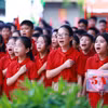 Học sinh hát Quốc ca trong lễ khai giảng. (Ảnh: TTXVN)