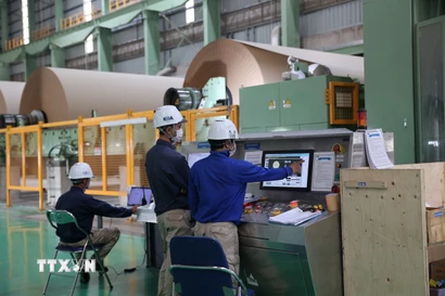 Nhà máy Công ty TNHH Kraft of Asia Paperboard & Packaging (KOA), với ngành nghề sản xuất bao bì carton, là doanh nghiệp đi tiên phong trong áp dụng công nghệ sạch, sản xuất xanh. (Ảnh: Hoàng Nhị/TTXVN)