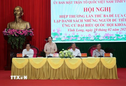 Lãnh đạo Ủy ban Mặt trận Tổ quốc Việt Nam tỉnh Vĩnh Long điều hành Hội nghị. (Ảnh: Phạm Minh Tuấn/TTXVN)