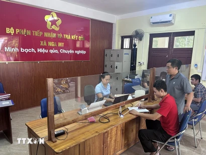 Người dân đến giải quyết thủ tục hành chính, hộ tịch tại Trung tâm Phục vụ hành chính công xã Nga My, tỉnh Nghệ An. (Ảnh: Bích Huệ/TTXVN)