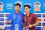 Huấn luyện viên Kim Sang-sik (trái) và tiền đạo Đình Bắc thận trọng trước trận chung kết lượt về ASEAN Cup 2026. (Ảnh: Việt Anh/Vietnam+)