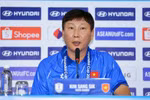 Huấn luyện viên Kim Sang-sik trả lời họp báo trước trận bán kết lượt về ASEAN Cup 2026. (Ảnh: VFF)