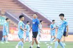 Huấn luyện viên Kim Sang-sik (áo xanh đậm) cùng các học trò quyết tâm hướng đến chiến thắng ở trận đấu gặp Đội tuyển Lào. (Ảnh: VFF)