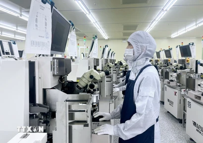 Công nhân làm việc tại Công ty Hana Micron Vina. (Ảnh: Đồng Thúy/TTXVN)