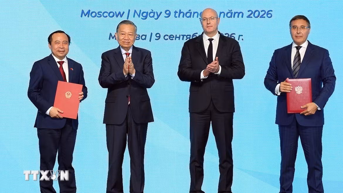 Tổng Bí thư, Chủ tịch nước Tô Lâm và Phó Thủ tướng Nga Dmitry Chernyshenko chứng kiến trao thỏa thuận hợp tác giữa hai nước. (Ảnh: Thống Nhất/TTXVN)