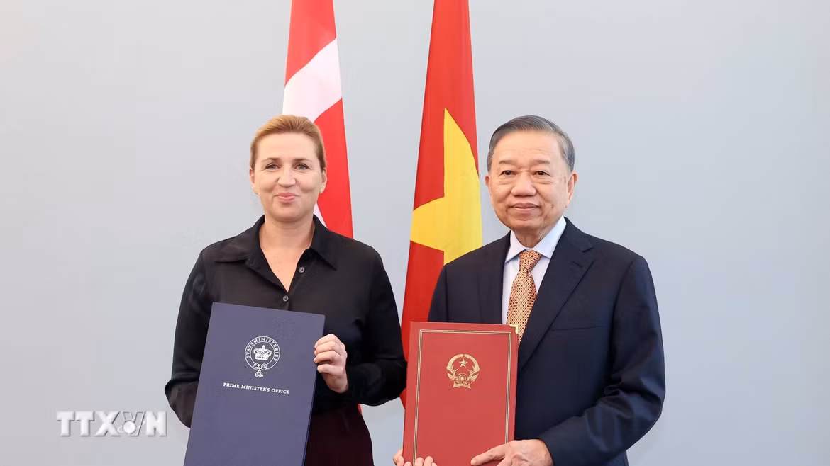 Tổng Bí thư, Chủ tịch nước Tô Lâm và Thủ tướng Đan Mạch Mette Frederiksen trao Tuyên bố chung về việc thiết lập quan hệ Đối tác chiến lược toàn diện Việt Nam-Đan Mạch. (Ảnh: Thống Nhất/TTXVN)