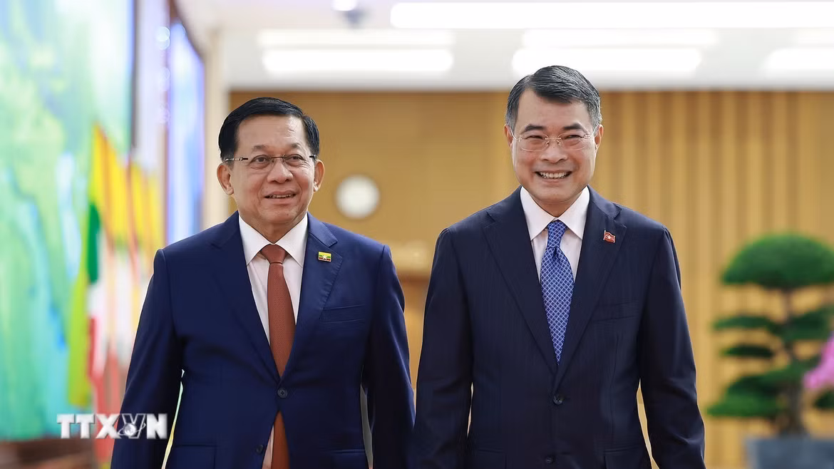 Thủ tướng Lê Minh Hưng đón Tổng thống nước Cộng hòa Liên bang Myanmar Min Aung Hlaing. (Ảnh: Dương Giang/TTXVN)