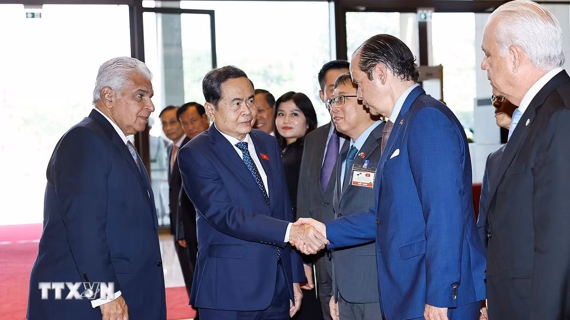 Chủ tịch Quốc hội Trần Thanh Mẫn và Tổng thống Cộng hòa Panama José Raúl Mulino với đoàn đại biểu Cộng hòa Panama. (Ảnh: Doãn Tấn/TTXVN)
