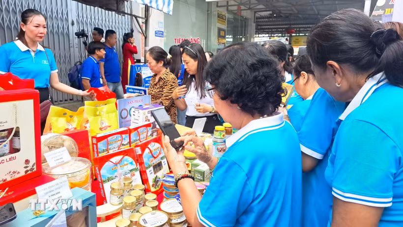 Chợ 4.0 là xu hướng mua bán văn minh, hiện đại, nơi tiểu thương và khách hàng không cần dùng đến tiền mặt để giao dịch. (Ảnh: Chanh Đa/TTXVN)