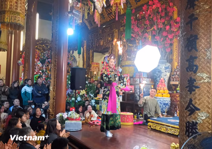 Thực hành tín ngưỡng thờ Mẫu ở đền Bồng Lai, dưới chân núi Đầu Rồng. (Ảnh: Thúy Hằng/Vietnam+)