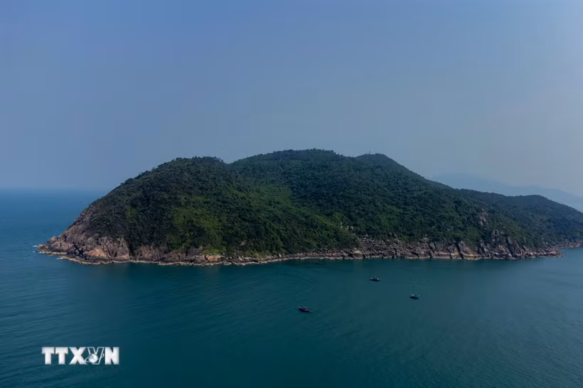 Toàn cảnh đảo Sơn Trà (thành phố Đà Nẵng) từ trên cao. (Ảnh: TTXVN phát)