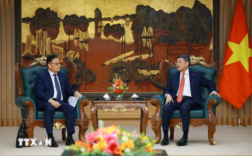 Thủ tướng Lê Minh Hưng tiếp Phó Thủ tướng, Bộ trưởng Tài chính Lào Santiphab Phomvihane. (Ảnh: Dương Giang/TTXVN)